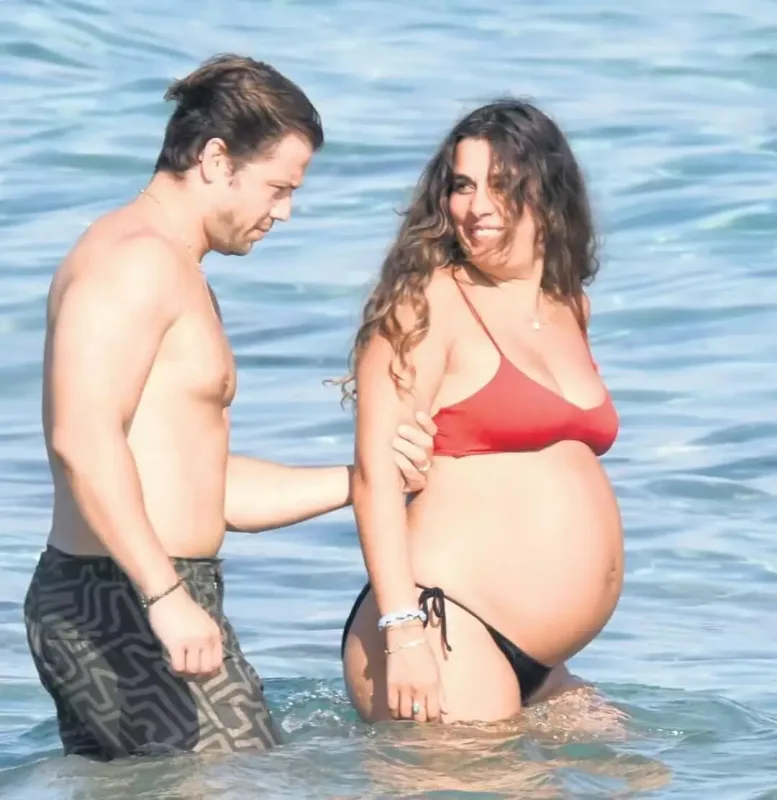 Hamilə xanımı ilə görüntüləndi