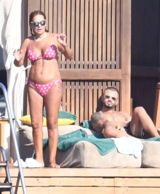 Demet Akalın bikinidə görüntüləndi