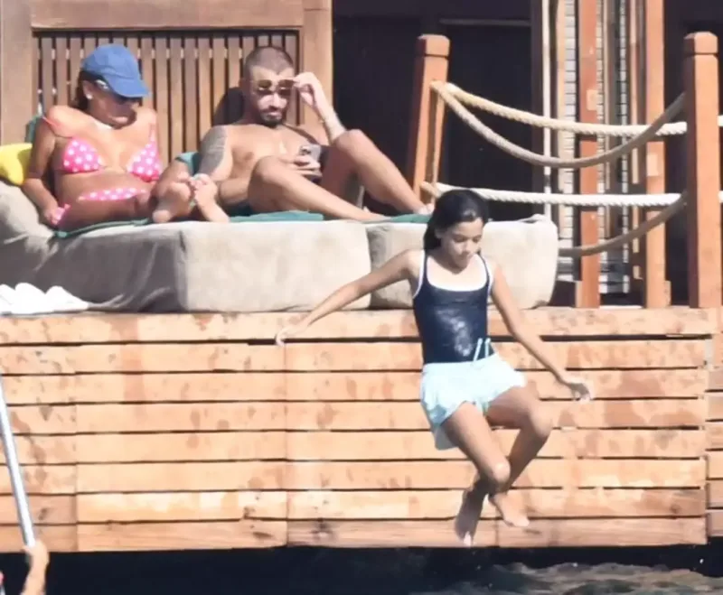 Demet Akalın bikinidə görüntüləndi