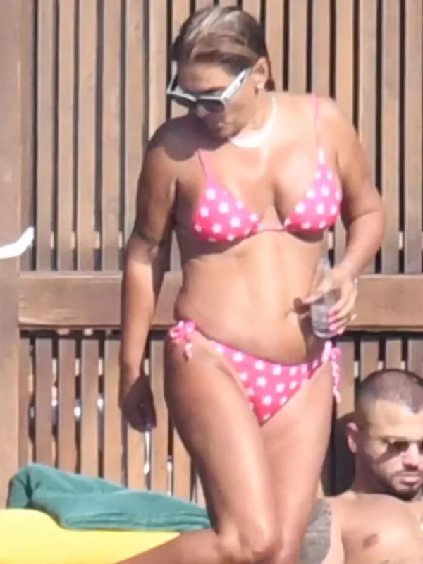 Demet Akalın bikinidə görüntüləndi