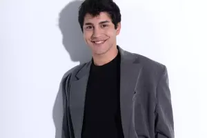 Gənc aktyor ağacın altında qaldı