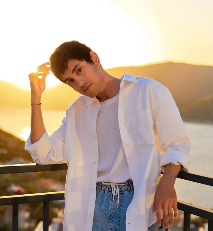 Gənc aktyor ağacın altında qaldı