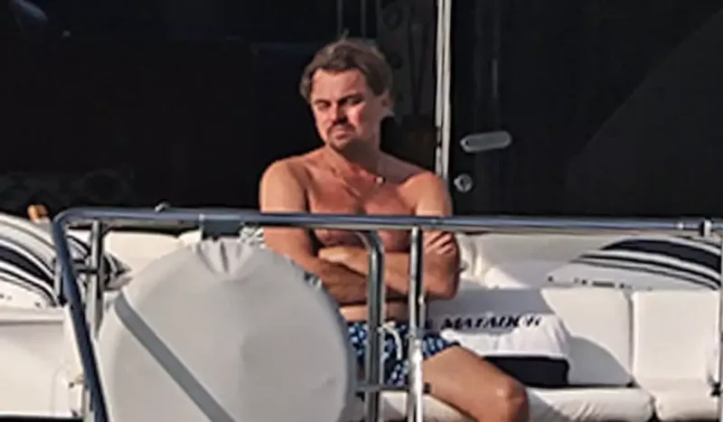 Tətildə qəmgin görüntüləndi