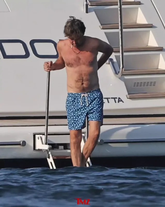 Tətildə qəmgin görüntüləndi