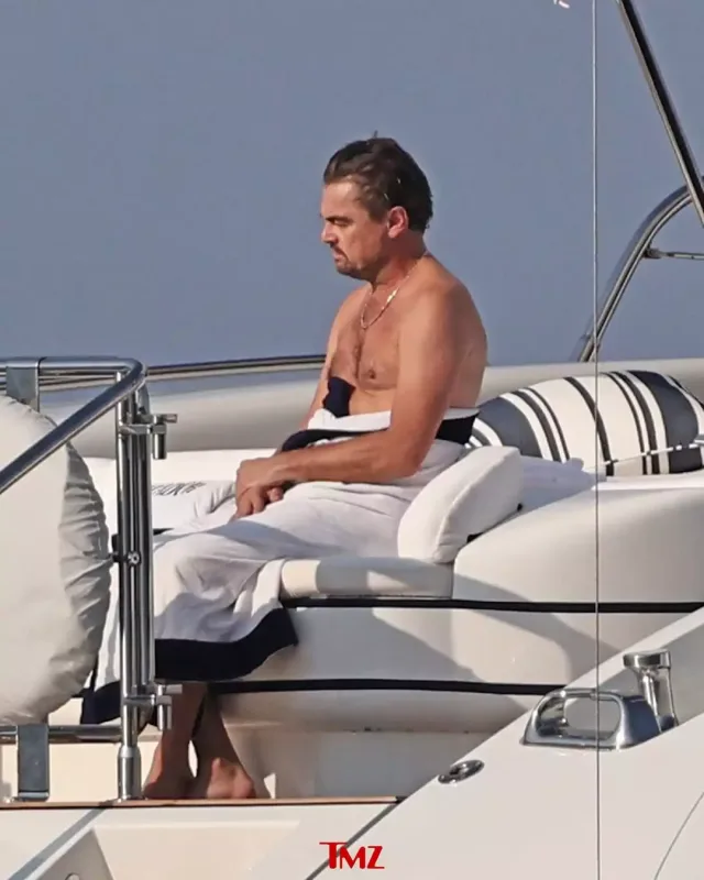 Tətildə qəmgin görüntüləndi