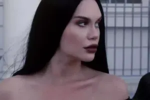 Apruza Morticia Addams obrazında
