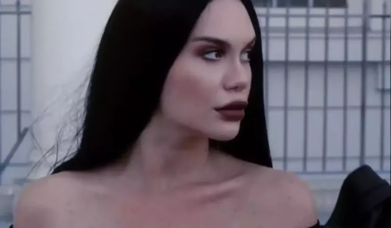 Apruza Morticia Addams obrazında