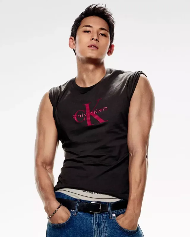 “Calvin Klein” üçün kamera qarşısında