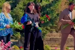 Qızı Aygün Bəylərin məzarı başında...