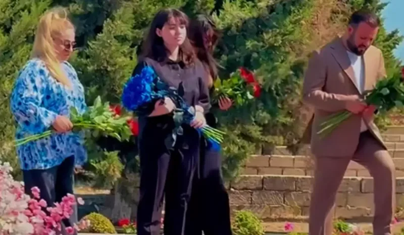 Qızı Aygün Bəylərin məzarı başında...