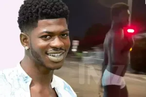 Küçədə çılpaq gəzən Lil Nas X polisə hücum etdi