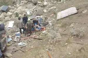 Qubaya film çəkilişinə gedənlərin maşını dərəyə aşdı - Ölən var