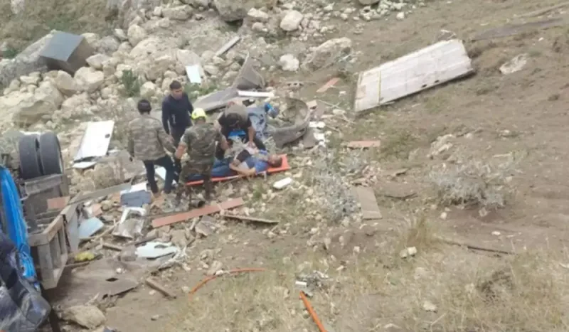 Qubaya film çəkilişinə gedənlərin maşını dərəyə aşdı - Ölən var