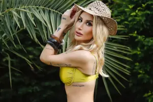 İrem yıxıldı, başından xəsarət aldı