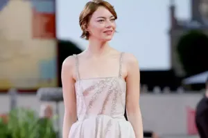 Emma Stounun qırmızı xalı tərzi