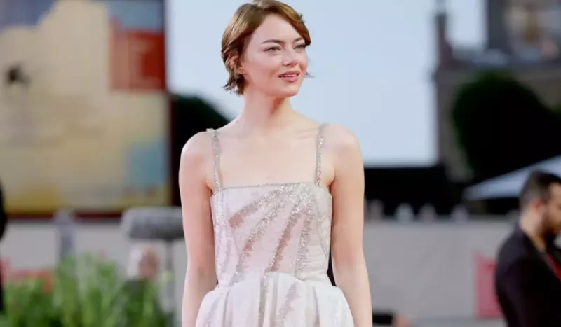 Emma Stounun qırmızı xalı tərzi