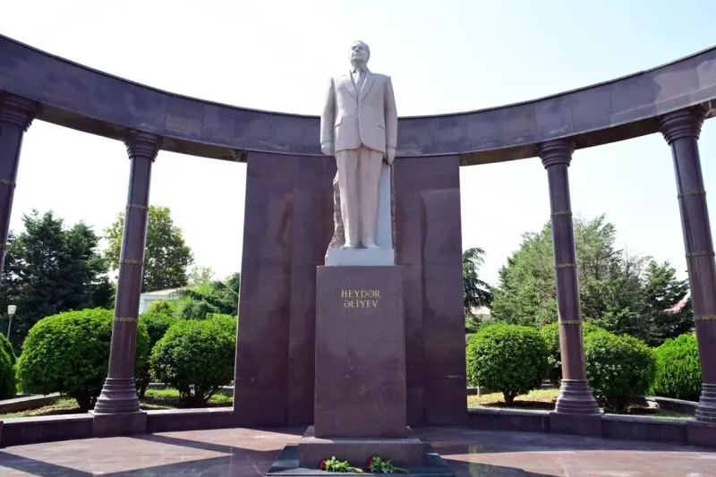 Mədəniyyət naziri Şəmkirdə dörd rayondan sakinlərin müraciətlərini dinləyib