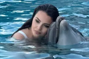 Aysel delfinlə üzdü
