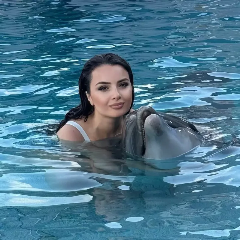Aysel delfinlə üzdü