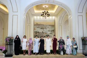 Mehriban Əliyeva liderlərin xanımları ilə gəmi gəzintisində - Fotolar