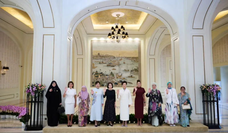 Mehriban Əliyeva liderlərin xanımları ilə gəmi gəzintisində - Fotolar