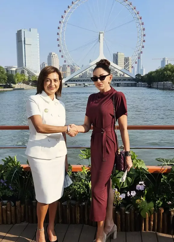 Mehriban Əliyeva liderlərin xanımları ilə gəmi gəzintisində - Fotolar