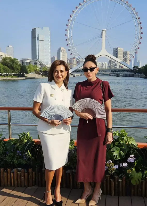 Mehriban Əliyeva liderlərin xanımları ilə gəmi gəzintisində - Fotolar