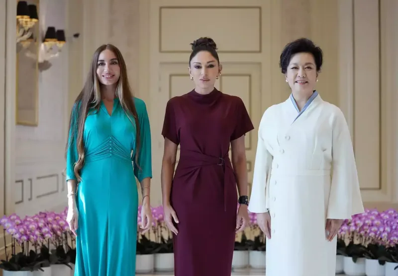 Mehriban Əliyeva liderlərin xanımları ilə gəmi gəzintisində - Fotolar