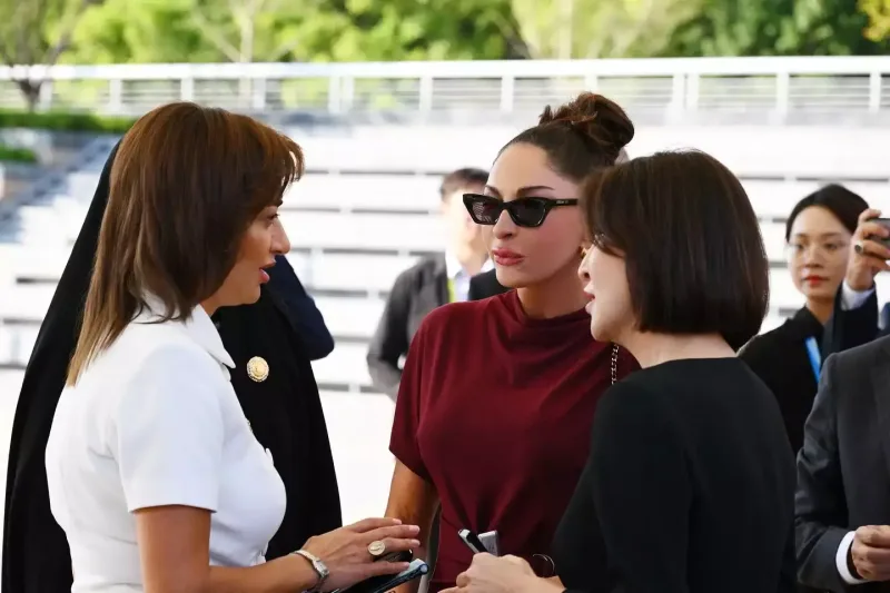 Mehriban Əliyeva liderlərin xanımları ilə gəmi gəzintisində - Fotolar