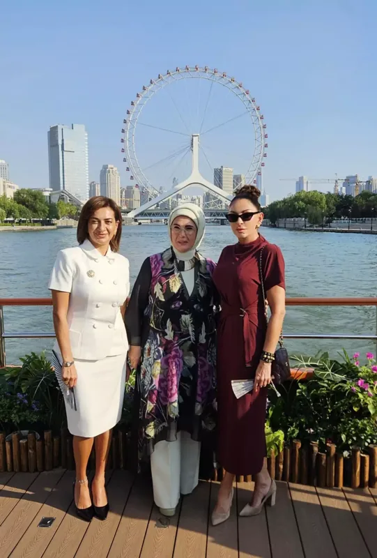 Mehriban Əliyeva liderlərin xanımları ilə gəmi gəzintisində - Fotolar
