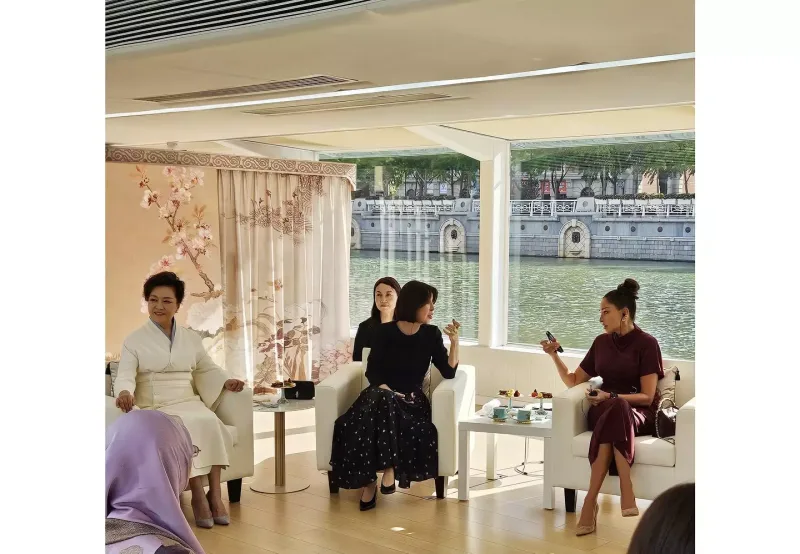 Mehriban Əliyeva liderlərin xanımları ilə gəmi gəzintisində - Fotolar