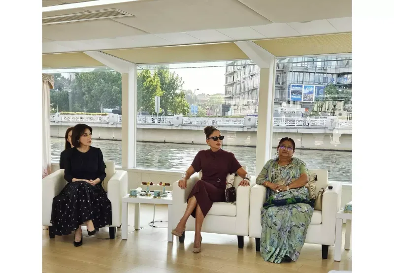 Mehriban Əliyeva liderlərin xanımları ilə gəmi gəzintisində - Fotolar