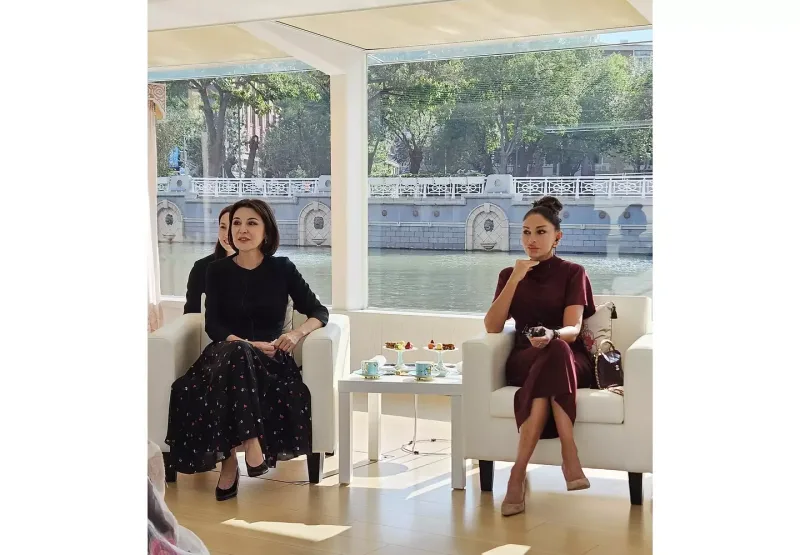 Mehriban Əliyeva liderlərin xanımları ilə gəmi gəzintisində - Fotolar