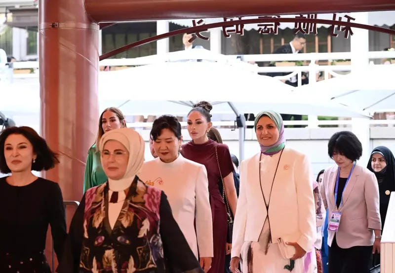 Mehriban Əliyeva liderlərin xanımları ilə gəmi gəzintisində - Fotolar