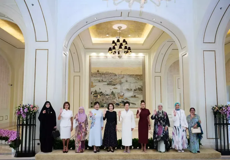 Mehriban Əliyeva liderlərin xanımları ilə gəmi gəzintisində - Fotolar