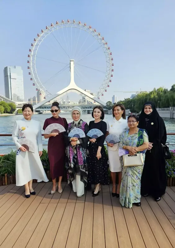 Mehriban Əliyeva liderlərin xanımları ilə gəmi gəzintisində - Fotolar