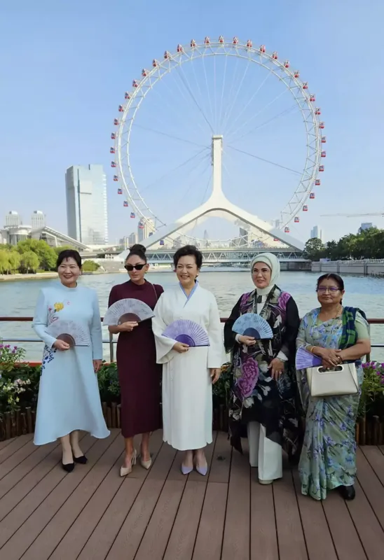 Mehriban Əliyeva liderlərin xanımları ilə gəmi gəzintisində - Fotolar