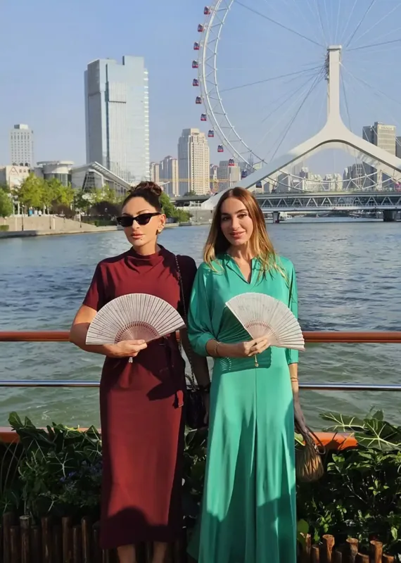 Mehriban Əliyeva liderlərin xanımları ilə gəmi gəzintisində - Fotolar