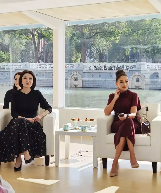 Mehriban Əliyeva liderlərin xanımları ilə gəmi gəzintisində - Fotolar