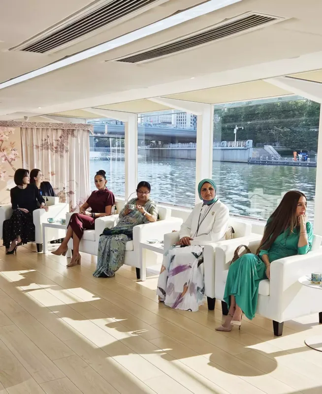 Mehriban Əliyeva liderlərin xanımları ilə gəmi gəzintisində - Fotolar