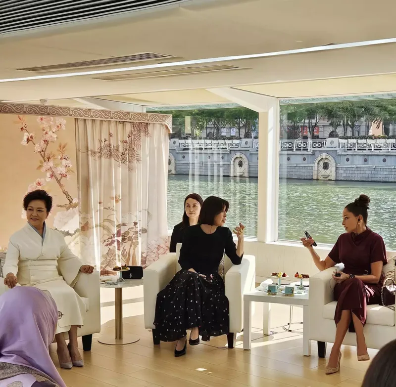 Mehriban Əliyeva liderlərin xanımları ilə gəmi gəzintisində - Fotolar