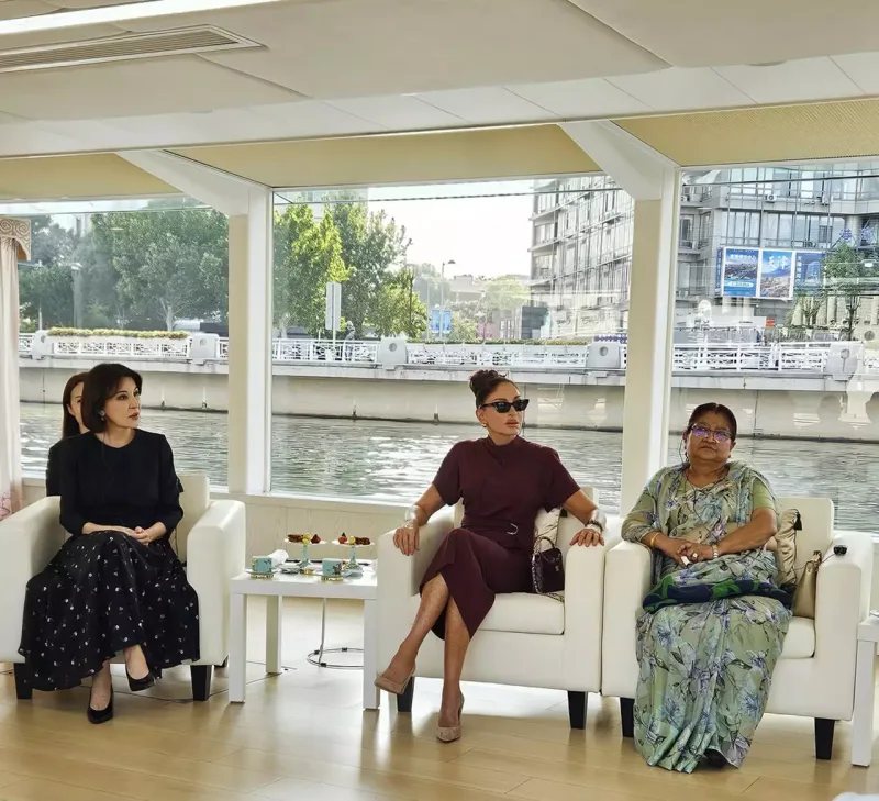 Mehriban Əliyeva liderlərin xanımları ilə gəmi gəzintisində - Fotolar