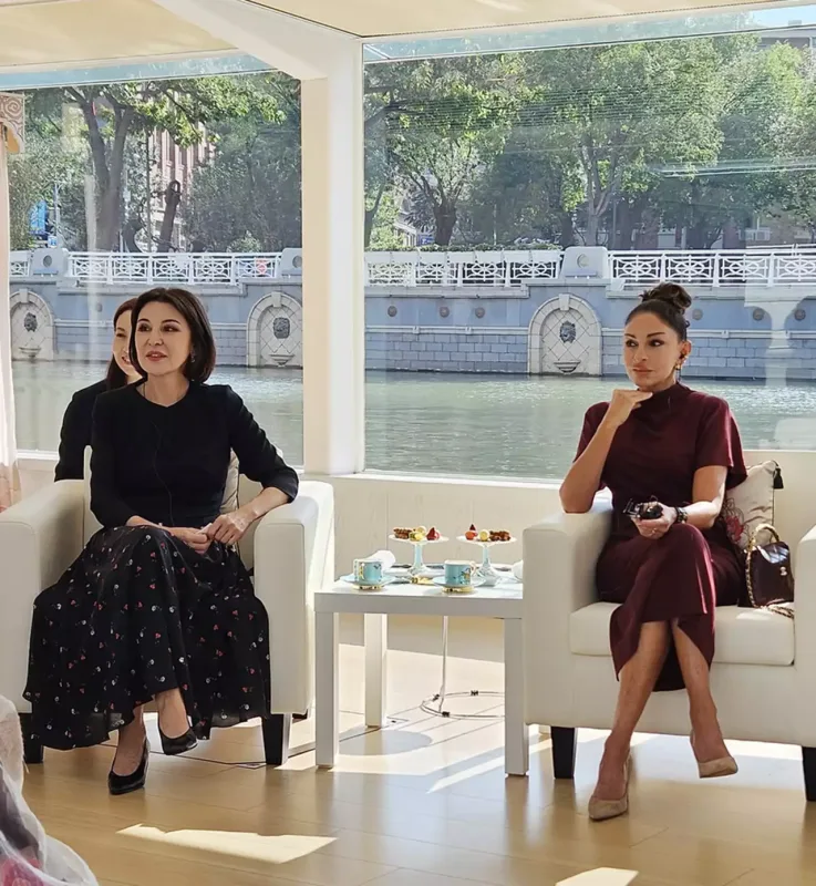 Mehriban Əliyeva liderlərin xanımları ilə gəmi gəzintisində - Fotolar