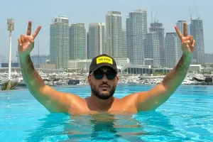 Camaat tətildən qayıdır, o isə...