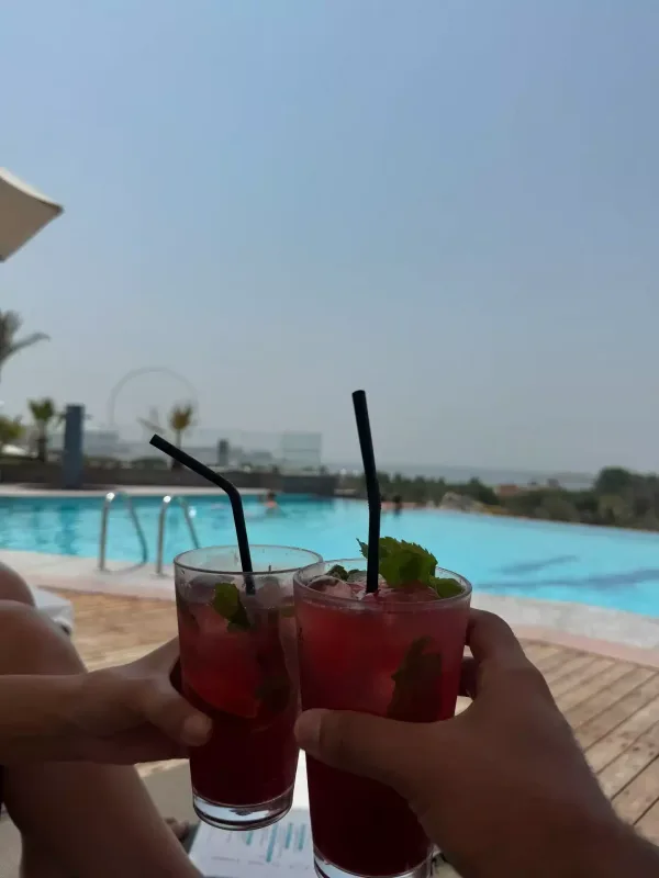 Camaat tətildən qayıdır, o isə...