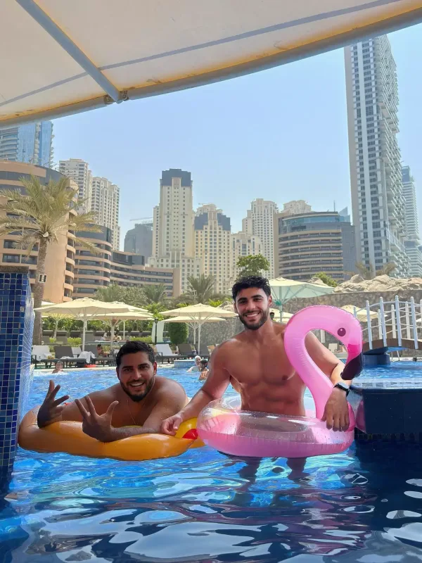 Camaat tətildən qayıdır, o isə...