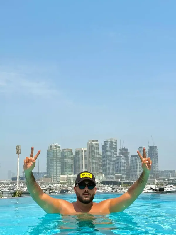 Camaat tətildən qayıdır, o isə...