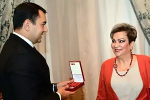 Nazir Afaq Bəşirqızına ordenini təqdim etdi