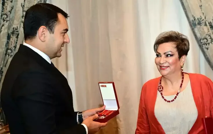 Nazir Afaq Bəşirqızına ordenini təqdim etdi