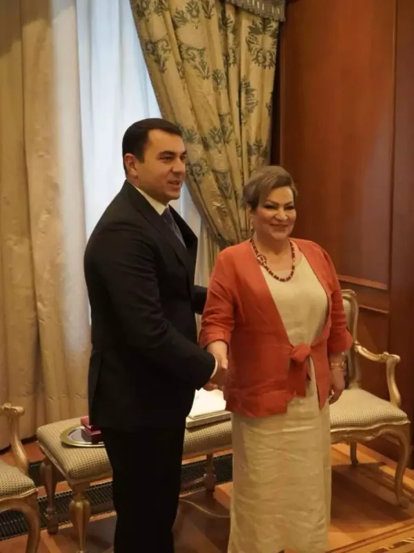 Nazir Afaq Bəşirqızına ordenini təqdim etdi